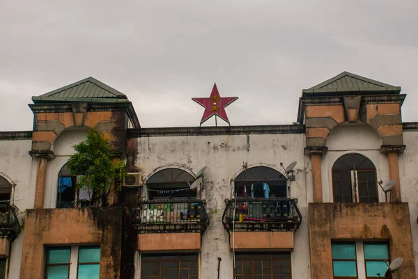 Casa com uma estrela de cinco pontas no telhado, cidade Bintulu, Bornéu, Sarawak, Malásia . — Fotografia de Stock