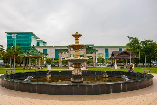 Fuente, ciudad Bintulu, Borneo, Sarawak, Malasia . — Foto de Stock