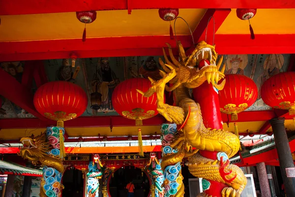 Dragón dorado en el poste. Linterna roja china. Temple Tua Pek Kong. Miri city, Borneo, Sarawak, Malasia — Foto de Stock