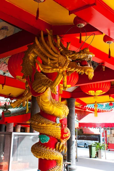 Золотий дракон на полюсі. Китайський Temple Tua ПЕК Конг. Мірі місто, Борнео, Sarawak, Малайзія — стокове фото