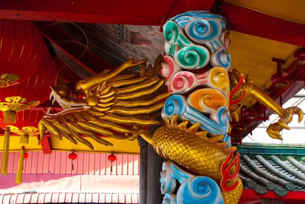 Ο χρυσός δράκος στον στύλο. Ο Κινέζος ναός Τούα πέεν Κονγκ. Πόλη Μίρι, Βόρνεο, Σαραουάκ, Μαλαισία — Φωτογραφία Αρχείου