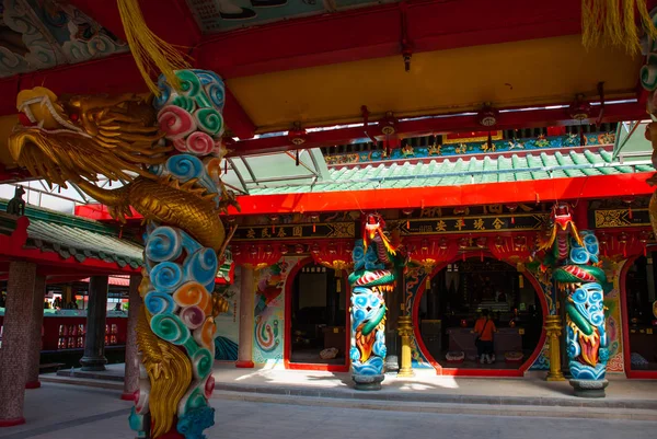 Drago d'oro sul palo. Tempio cinese Tua Pek Kong. Miri città, Borneo, Sarawak, Malesia — Foto Stock