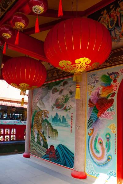 赤い中国のランタンだテンプルトゥア Pek 香港ミリシティ, ボルネオ, サラワク, マレーシア — ストック写真