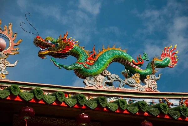 Έγχρωμοι δράκοι εναντίον ενός γαλάζιου ουρανού. Ο Κινέζος ναός Τούα πέεν Κονγκ. Πόλη Μίρι, Βόρνεο, Σαραουάκ, Μαλαισία — Φωτογραφία Αρχείου