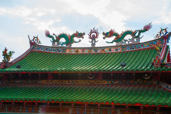 Des dragons multicolores sur le toit. Temple chinois Tua Pek Kong. Miri city, Bornéo, Sarawak, Malaisie — Photo