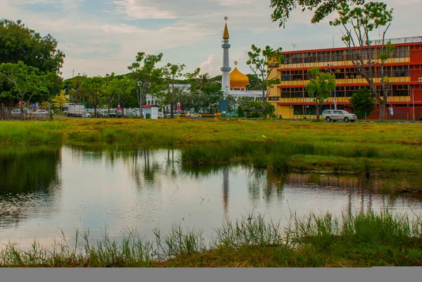 清真寺与它的金色圆顶在池塘。马来西亚砂拉越婆罗洲米里市 — 图库照片