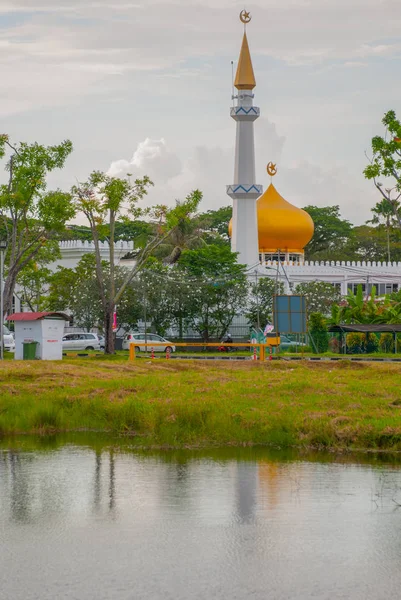 Mesquita Masjid At-Taqwa com sua cúpula dourada na lagoa. Miri city, Bornéu, Sarawak, Malásia — Fotografia de Stock