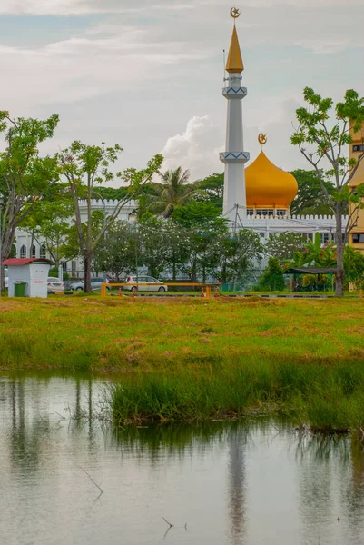 Meczet Masjid at-Taqwa ze złotą kopułą przy stawie. Miri City, Borneo, Sarawak, Malezja — Zdjęcie stockowe