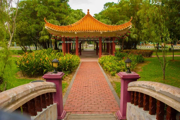 El puente y el pabellón chino. Miri City Fan Park, Borneo, Sarawak, Malasia —  Fotos de Stock