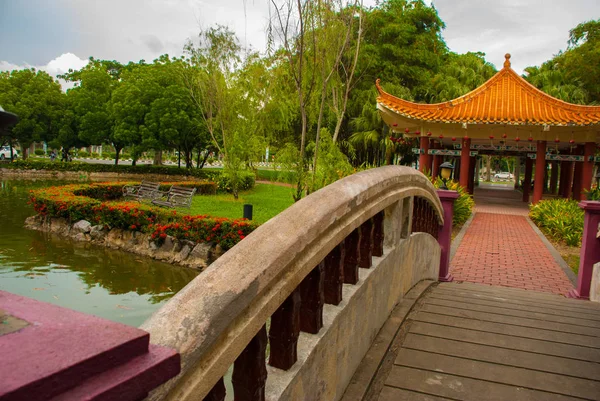 De brug en het Chinese paviljoen. Miri City fan Park, Borneo, Sarawak, Maleisië — Stockfoto