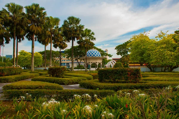 Pabellón y árboles con arbustos. Miri City Fan Park, Borneo, Sarawak, Malasia — Foto de Stock