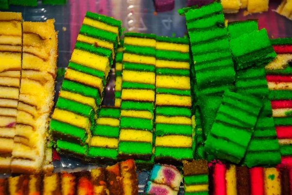 Traditionnel mélange de couleurs gâteau éponge douce. Un dessert insolite et délicieux. Bornéo, Sarawak, Malaisie — Photo