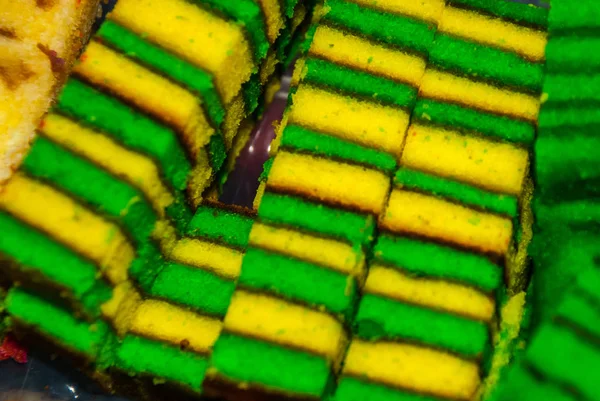 Traditionnel mélange de couleurs gâteau éponge douce. Un dessert insolite et délicieux. Bornéo, Sarawak, Malaisie — Photo