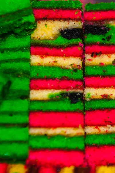 Pastel de esponja dulce de colores mixtos tradicionales. Un postre inusual y delicioso. Borneo, Sarawak, Malasia — Foto de Stock