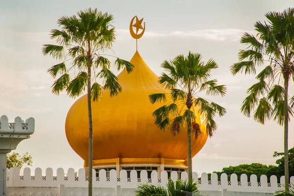 Mesquita Masjid At-Taqwa com sua cúpula dourada e palmeiras. Miri city, Bornéu, Sarawak, Malásia — Fotografia de Stock