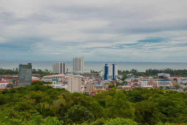 上空からの都市の風景を見る。ミリ都市、ボルネオ、サラワク — ストック写真