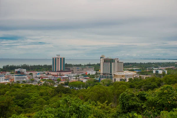 Krajobraz, widok na miasto z góry. Miri miasta, Borneo, Sarawak, Malezja — Zdjęcie stockowe