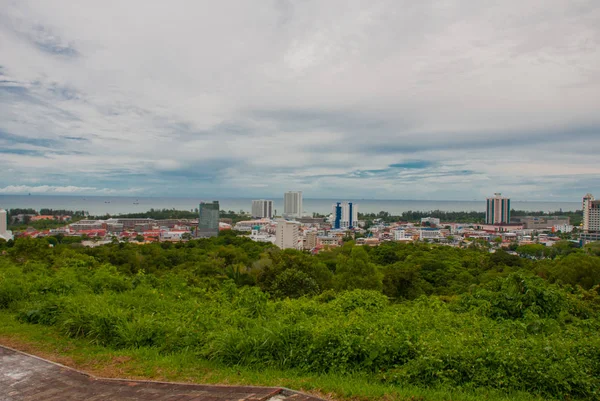Tájkép a város fölött. Miri city, Borneo, Sarawak, Malajzia — Stock Fotó