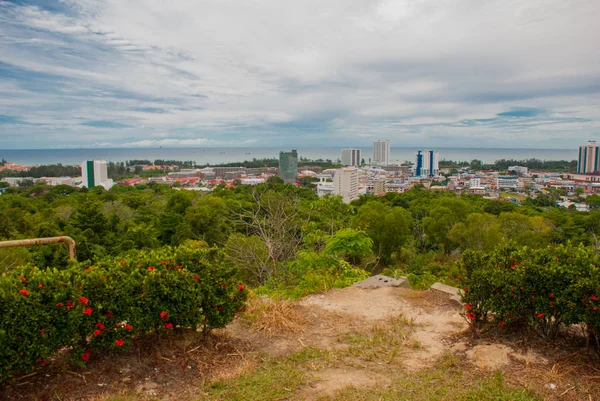 Vue sur le paysage de la ville d'en haut. Miri city, Bornéo, Sarawak, Malaisie — Photo