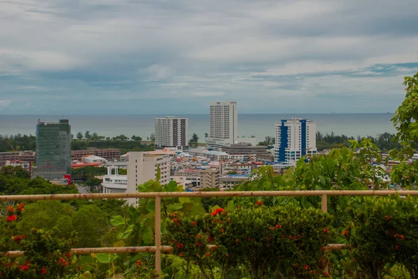 Пейзаж вид на город сверху. Город Мири, Борнео, Саравак, Малайзия — стоковое фото