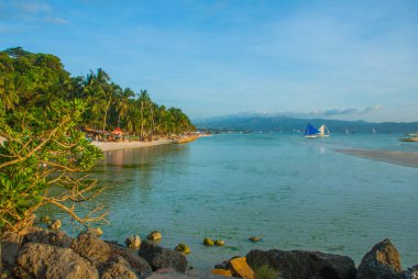 Bulutlar, Boracay Adası, Filipinler bir arka plan üzerinde mavi bir yelken yelkenli tekne