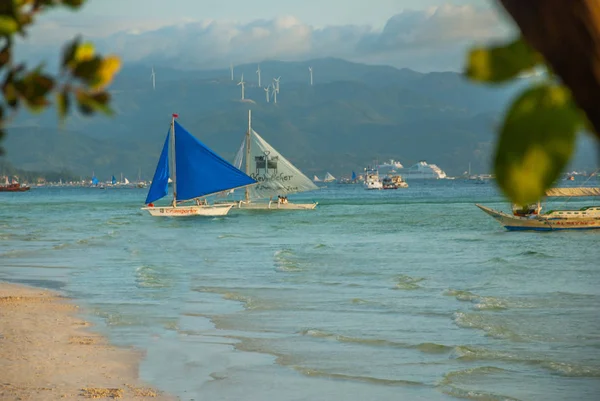 Barca a vela con una vela blu su uno sfondo di nuvole, Isola di Boracay, Filippine — Foto Stock