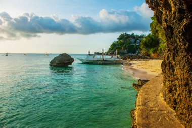 Peyzaj: uçurum ve tekneler denize sıfır. Boracay Adası. Filipinler.