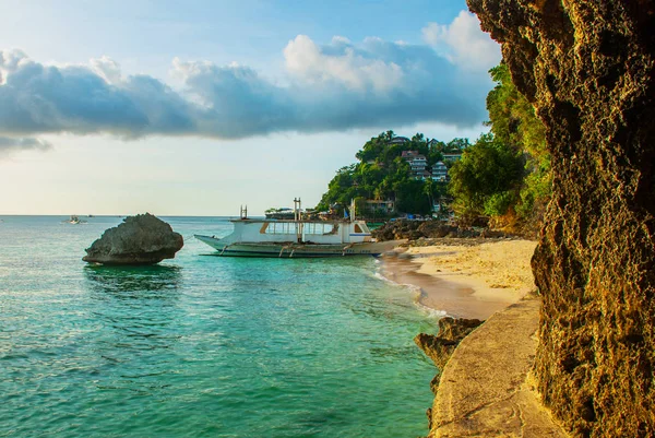 Peyzaj: uçurum ve tekneler denize sıfır. Boracay Adası. Filipinler.