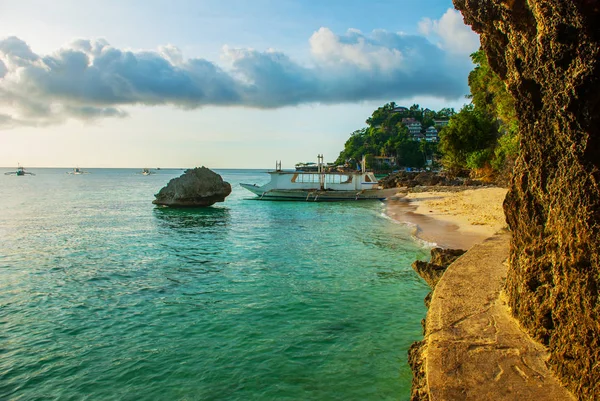 Peyzaj: uçurum ve tekneler denize sıfır. Boracay Adası. Filipinler.