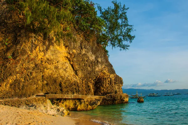 景观： 悬崖和的船只的海上。长滩岛岛。菲律宾. — 图库照片