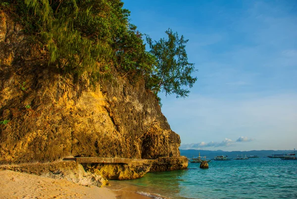 Peyzaj: uçurum ve tekneler denize sıfır. Boracay Adası. Filipinler.