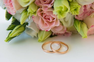 Altın alyans ve çiçekler