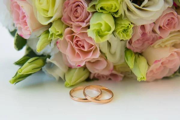 Anillos de boda de oro y flores — Foto de Stock