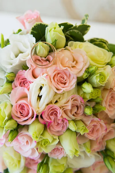 Anillos de boda de oro y flores — Foto de Stock