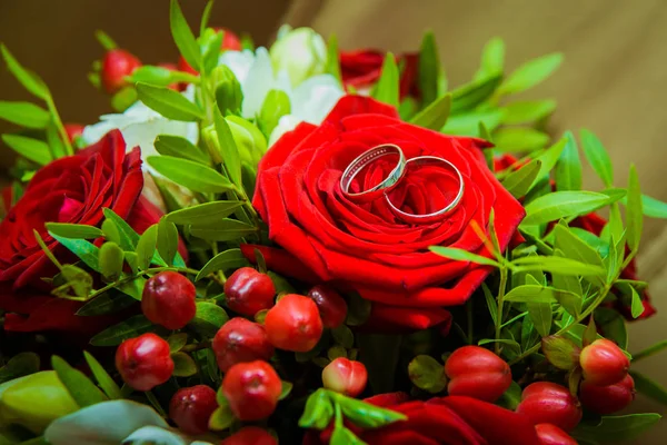 Dos anillos de bodas de oro en una rosa roja . —  Fotos de Stock