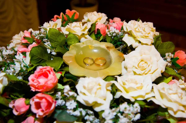 Verlobungsringe mit Blumen auf dem Teller — Stockfoto