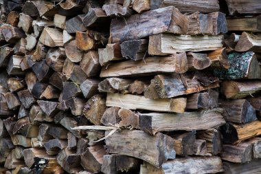 Kış için yakacak odun hazırlanması. yakacak odun arka plan. Yakacak odun yığını.