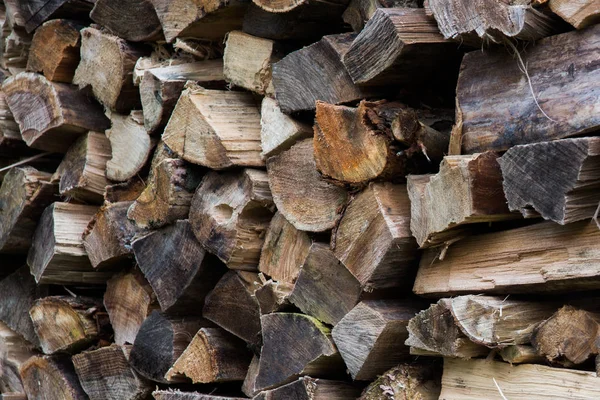 Kış için yakacak odun hazırlanması. yakacak odun arka plan. Yakacak odun yığını.