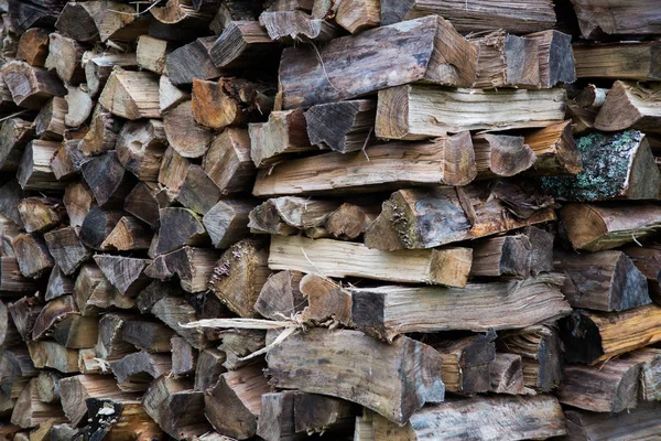 Kış için yakacak odun hazırlanması. yakacak odun arka plan. Yakacak odun yığını.