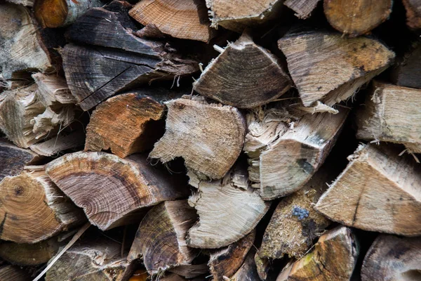 Kış için yakacak odun hazırlanması. yakacak odun arka plan. Yakacak odun yığını.