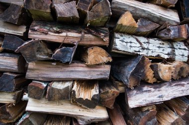 Kış için yakacak odun hazırlanması. yakacak odun arka plan. Yakacak odun yığını.