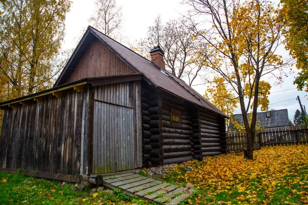 Bela casa de madeira no estilo russo. A casa onde viveu a enfermeira de A. S. Pushkin. Oblast de Leningrado . — Fotografia de Stock