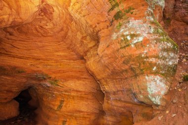 Turuncu Rusya'da mağara. Leningrad Oblastı.