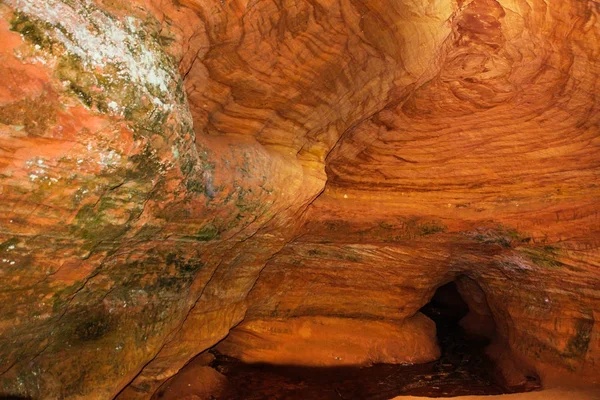 Cueva naranja en Rusia. Óblast de Leningrado . —  Fotos de Stock