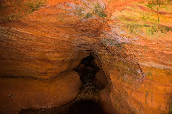 Grotte orange en Russie. Oblast de Leningrad . — Photo