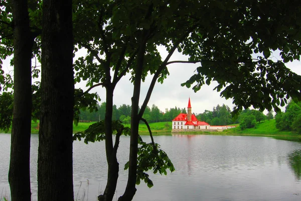 Priory Palace på svarta sjön. Gatchina. Sankt-Petersburg förort. Ryssland — Stockfoto