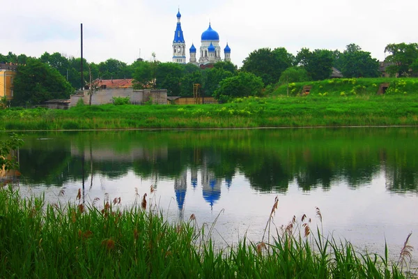 Het orthodoxe klooster wordt weerspiegeld in meer. Gatsjina. Sint-Petersburg buitenwijk. Rusland. — Stockfoto