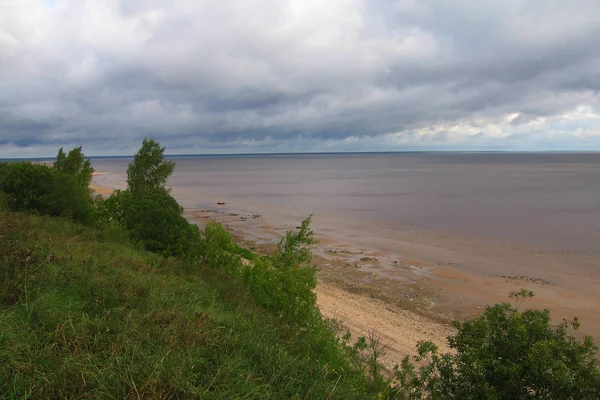 Het landschap op het water op een bewolkte zomerweer, Rusland. — Stockfoto