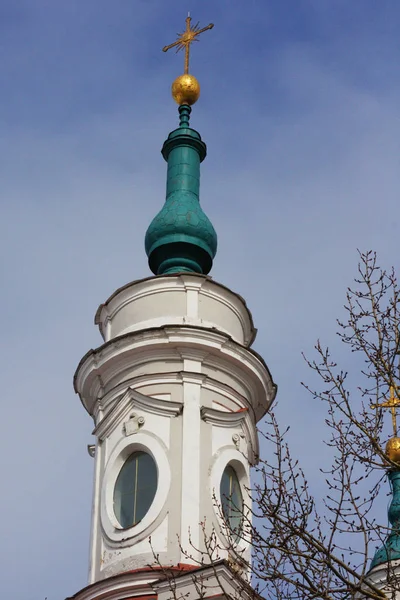 Zlatý kříž na pozadí oblohy. Katedrála velké mučednice Kateřiny. Kingisepp. Pravoslavná církev v Rusku — Stock fotografie