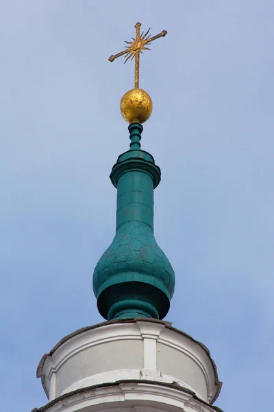 Cruz de ouro no fundo do céu. Catedral do Grande Mártir Catarina. Kingisepp. Igreja Ortodoxa na Rússia — Fotografia de Stock